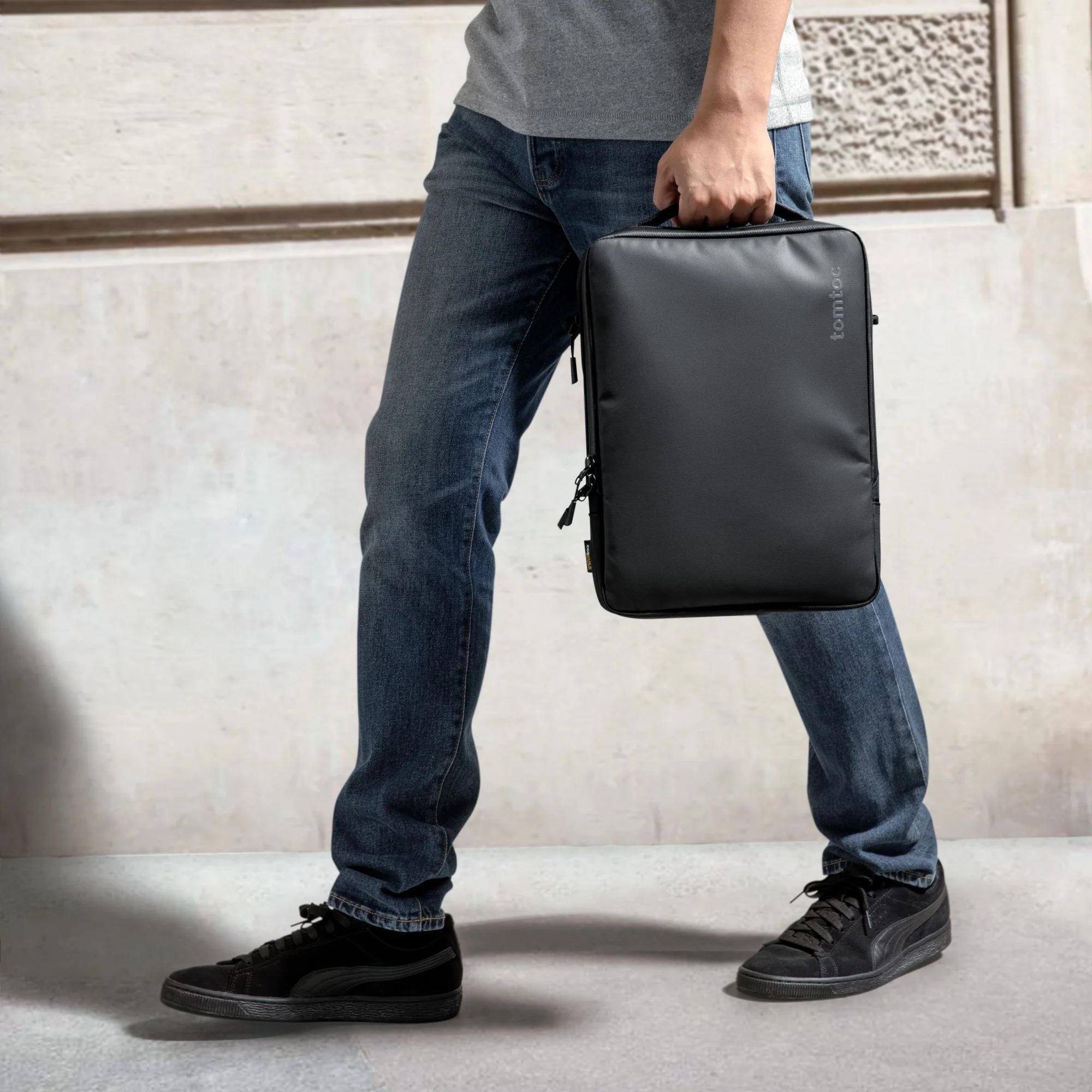 tui-chong-soc-macbook-deo-doc-tomtoc-urban-laptop-shoulder-a04-black-12