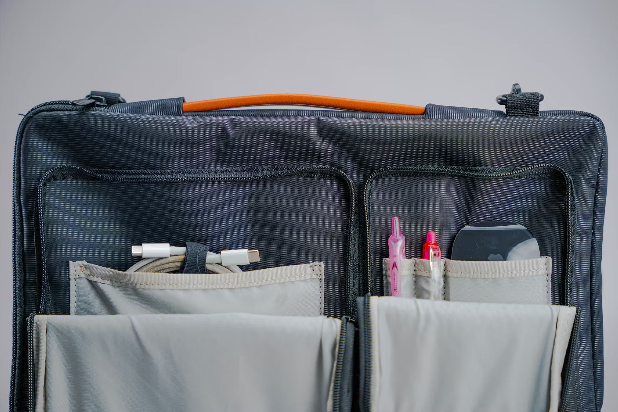 Ngăn Phụ Bên Ngoài Túi Chống Sốc Tomtoc A42